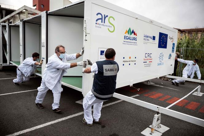 Des agents de santé installent le nouvel hôpital de campagne mobile du CHU de Toulouse et du SAMU 31, le 9 novembre 2020.
