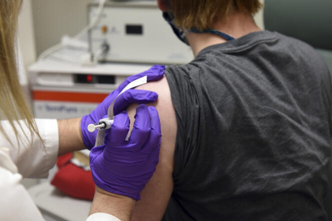 Le premier patient de l’essai clinique du vaccin contre le Covid-19 de Pfizer reçoit une injection, à l’université du Maryland, à Baltimore (Etats-Unis), le 4 mai 2020.