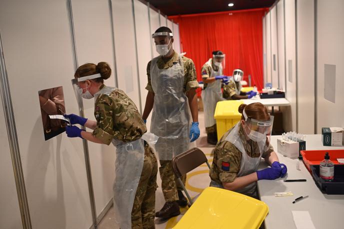 Car grand est le de l'armée britannique où les soldats, et avait été réquisitionné pour effectuer les tests Covid-19. Anfield Stadium est installé à l'intérieur dans le centre de Liverpool, le 10 novembre au Royaume-Uni.