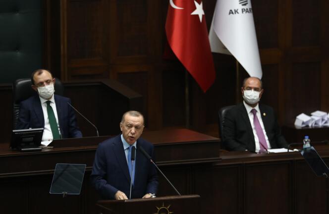 Le président turc, Recep Tayyip Erdogan, devant le groupe parlementaire de son parti le 11 novembre à Ankara.