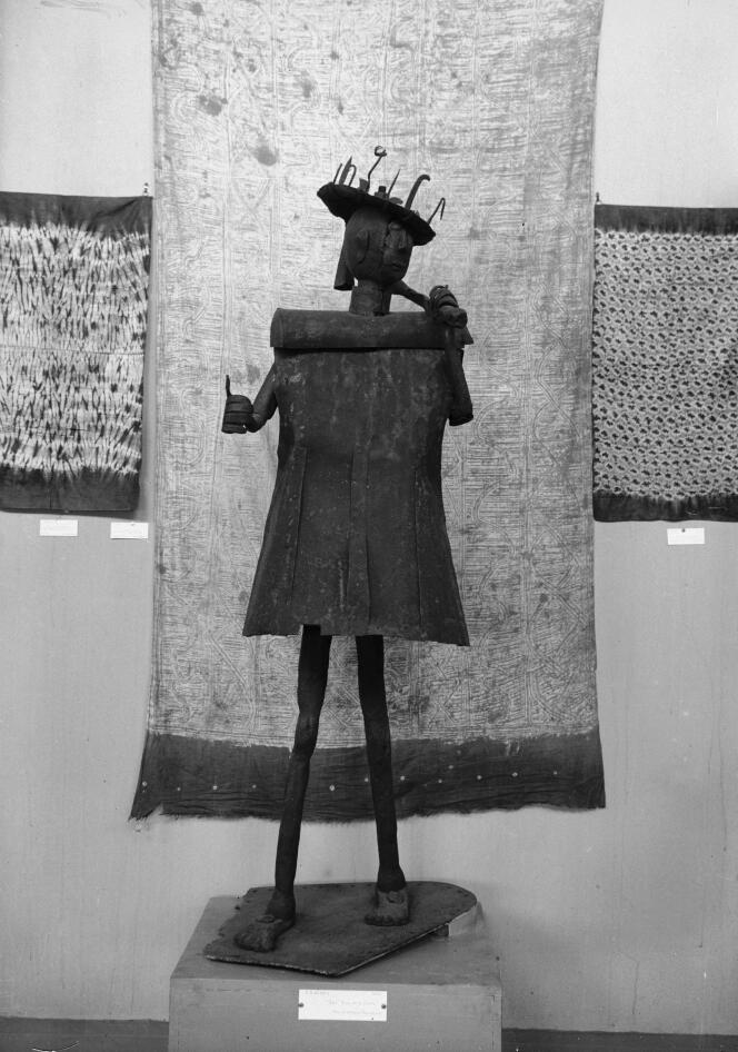 La statue du dieu Gou, provenant du Dahomey (Bénin), don du capitaine Fonssagrives (1858-19372) en 1894, ne fait pas l’objet d’une restitution. Paris, Musée de l’Homme, vers 1925.