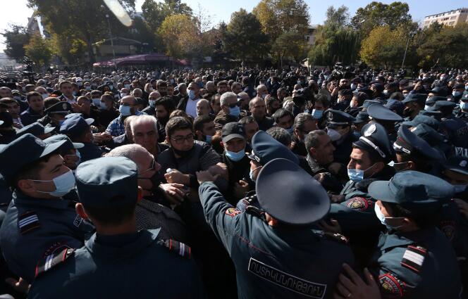 La police arménienne a procédé, mercredi 11 novembre, à de nombreuses arrestations de manifestants qui se rassemblent par centaines à Erevan.