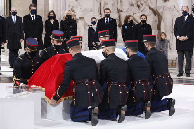 Le cercueil de Maurice Genevois, porté par la Garde républicaine, à Paris le 11 novembre.