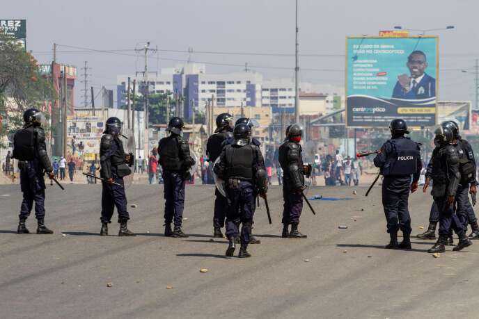 Des policiers tentent de disperser un groupe de manifestants à Luanda, la capitale de l’Angola, le 11 novembre.