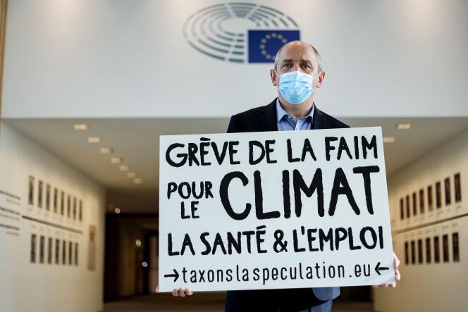 Le député européen Pierre Larrouturou, en grève de la faim au Parlement européen, le 28 octobre à Bruxelles.