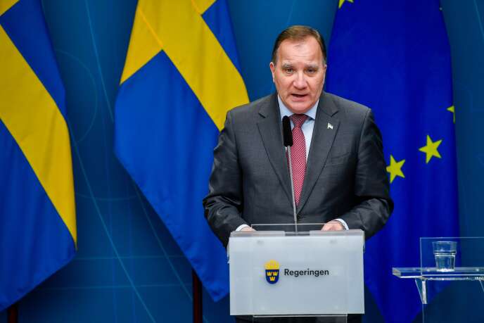 Le Premier ministre suédois Stefan Löfven annonce, lors d'une conférence de presse, les nouvelles restrictions pour freiner la propagation du Covid-19, à Stockholm, le 11 novembre 2020.