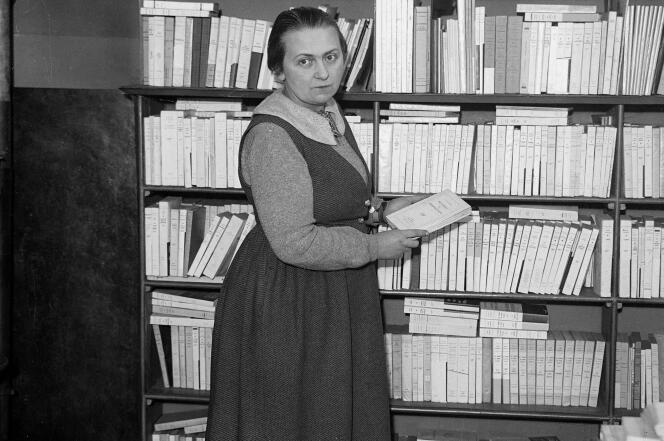 Adrienne Monnier dans sa librairie La Maison des Amis des Livres à Paris, rue de l'Odéon.