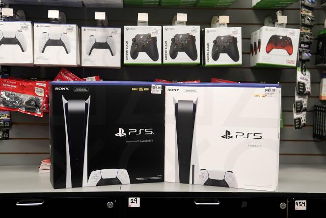 Des boîtes de PlayStation 5 dans un magasin de New York au moment du lancement de la console, en novembre 2020.