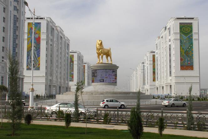 Una estatua de un perro pastor turcomano, conocido localmente como alabai, en Ashgabat, Turkmenistán.
