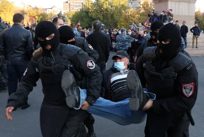 Arrestation d’un opposant lors d’une manifestation demandant la démission du premier ministre arménien, Nikol Pachinian, le 12 novembre à Erevan.