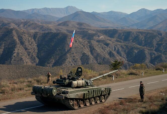 Des troupes russes de maintien de la paix près de la frontière avec l’Arménie, à la suite de la signature d’un accord pour mettre fin au conflit dans la région du Haut-Karabakh, le 10 novembre.