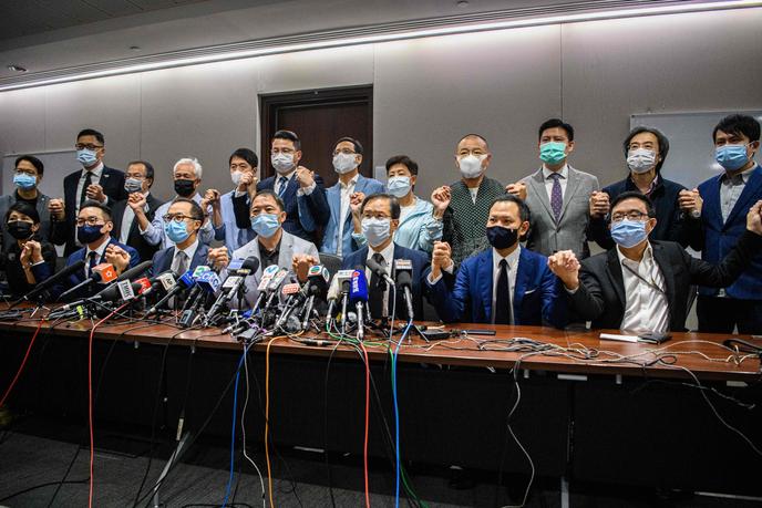 Les législateurs prodémocratie de Hongkong ont déclaré, le 11 novembre, qu’ils démissionneraient tous, après que quatre de leurs collègues ont été évincés.