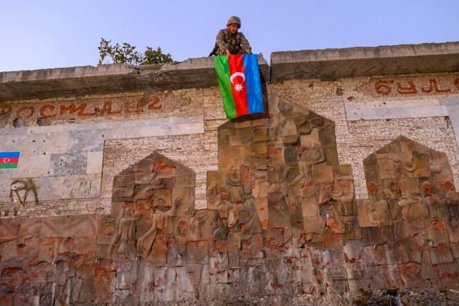 Un soldat suspend le drapeau de l’Azerbaïdjan à Jabrayil (Haut-Karabakh), où les forces azerbaïdjanaises ont repris le contrôle, le 16 octobre.