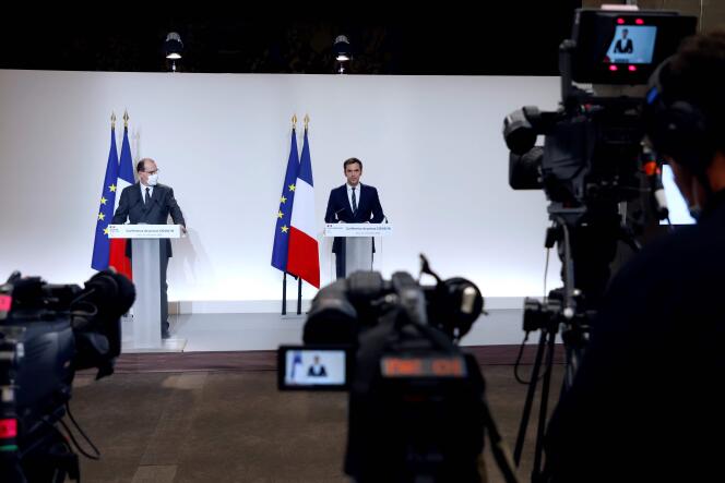 Le ministre de la santé, Olivier Véran (à droite), et le premier ministre, Jean Castex, lors du bilan d’étape du confinement, le 12 novembre, à Paris.