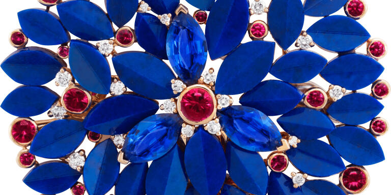 Clip en or rose, or jaune, or blanc, rubis, saphirs, lapis-lazuli et diamants. Collection Romeo & Juliet de Van Cleef & Arpels, 2019.