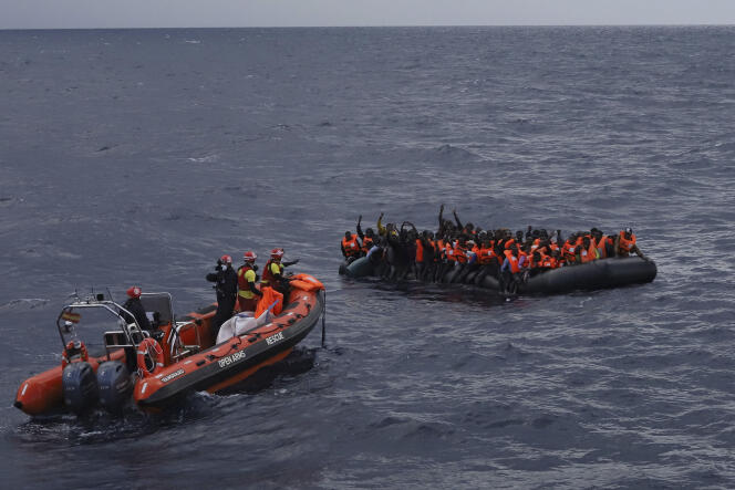 Des migrants partis de Libye attendent le secours des membres de l’ONG espagnole Proactiva Open Arms, en mer Méditerranée, le 11 novembre.