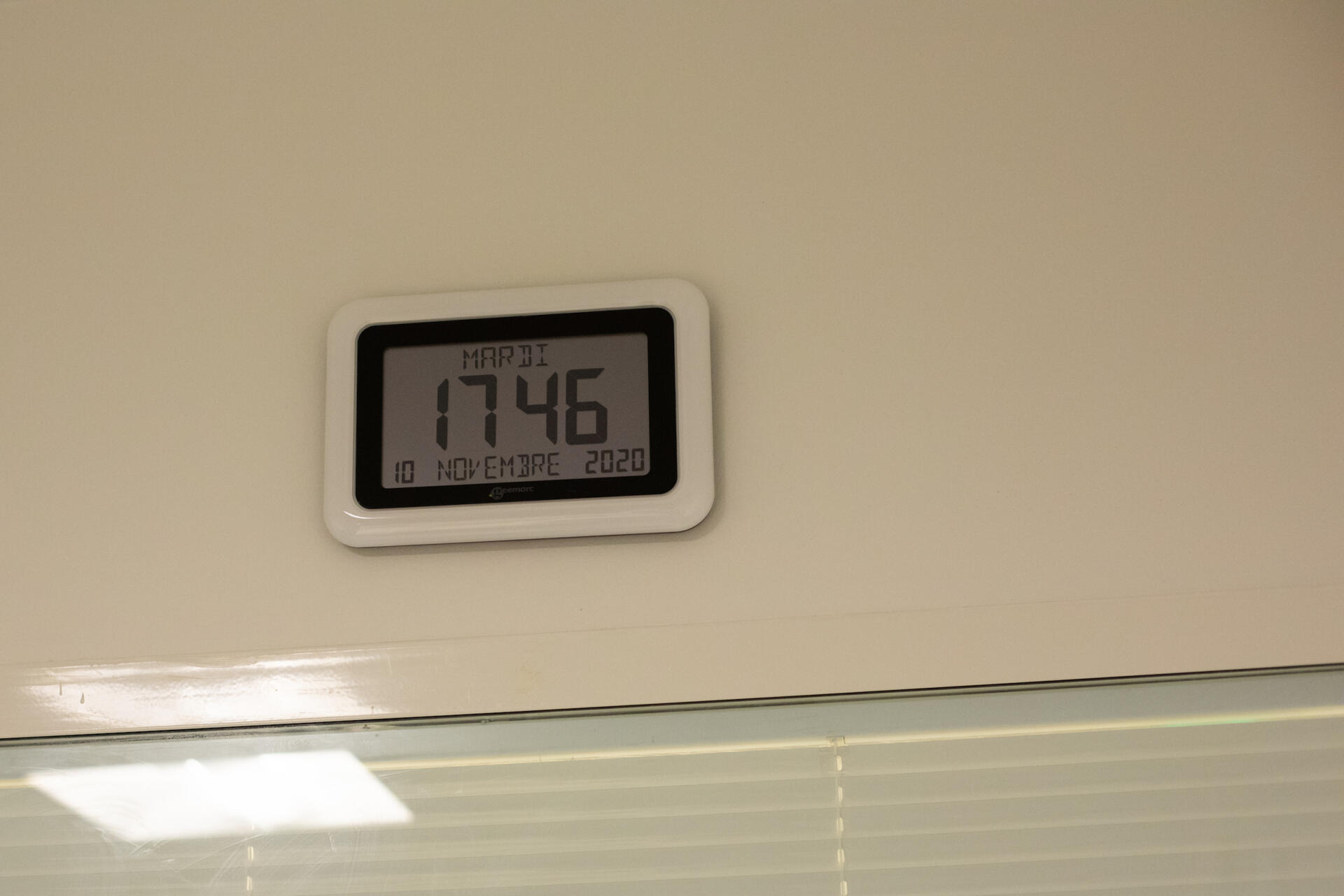 Service de réanimation de l’hôpital Bichat, à Paris, le 10 novembre. Une horloge en face du lit d’un patient. Le temps est long dans cet environnement lumineux et bruyant.