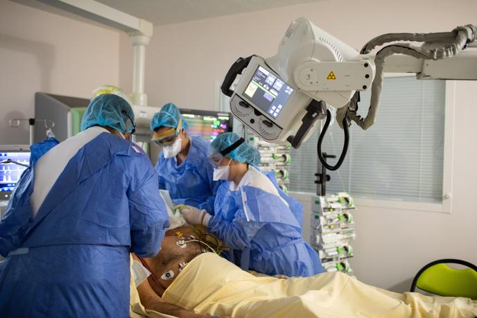 Service de réanimation de l’hôpital Bichat, à Paris (18e), le 10 novembre 2020.