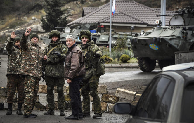 Des soldats de maintien de la paix russes (au centre et à droite) interceptent un véhicule près de Stepanakert, le 13 novembre.