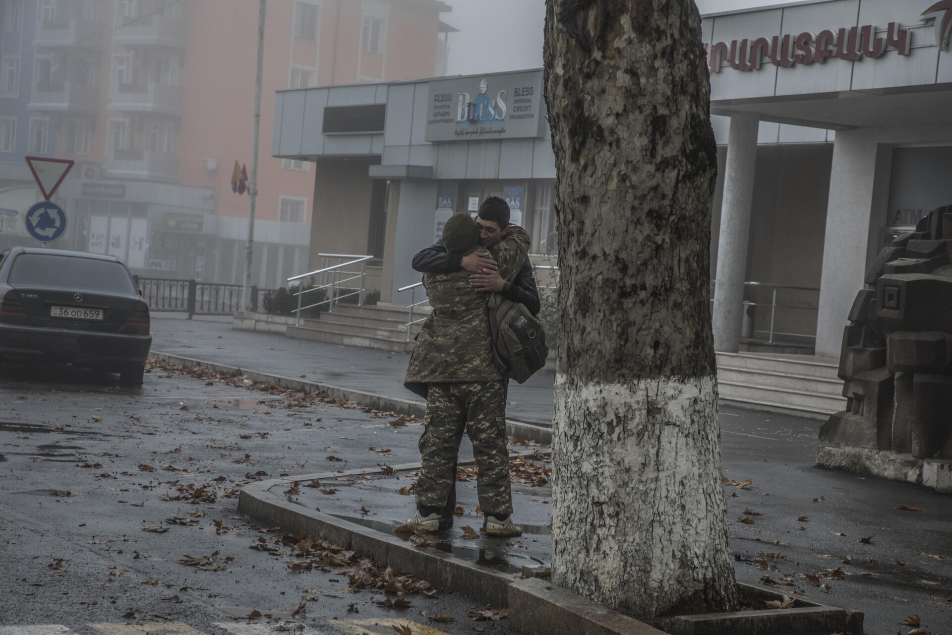 Un jeune homme embrasse un soldat, dans une avenue de Stepanakert, dans le Haut-Karabagh, le 12 novembre.