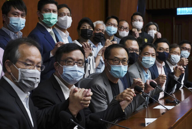 Des députés prodémocratie au Parlement de Hongkong, le 9 novembre.