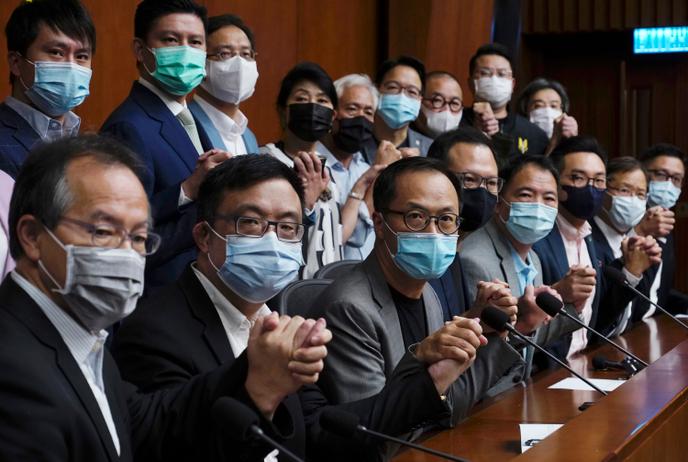Des députés prodémocratie au Parlement de Hongkong, le 9 novembre.