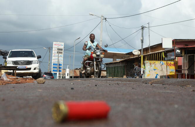 Une cartouche de fusil sur une route à M’Batto, en Côte d’Ivoire, le 12 novembre 2020, témoigne des affrontements qui ont opposé les habitants de la ville.