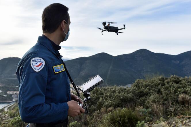 Un officier de la police aux frontières surveille la frontière franco-espagnole à l’aide d’un drone, le 13 novembre.