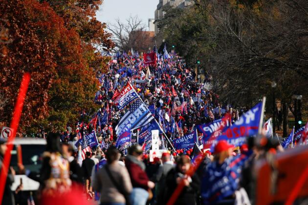 Plusieurs dizaines de milliers de sympathisants de Donald Trump manifestent contre le résultat de l’élection présidentielle, à Washington, DC., le 14 novembre.