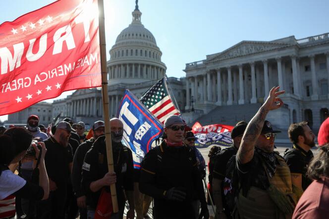 Des membre du groupe d’extrême droite Proud Boys manifestent à côté du Capitole, en marge de l’élection présidentielle américaine, le 14 novembre 2020.