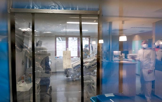 Un patient atteint du Covid-19 est soigné dans l’unité de soins intensifs de l’hôpital Bethel, à Berlin, le 11 novembre.