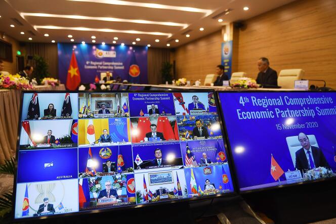 Le premier ministre vietnamien, Nguyen Xuan Phuc, échange avec ses homologues lors du sommet virtuel de l’Asean, à Hanoï, le 15 novembre.