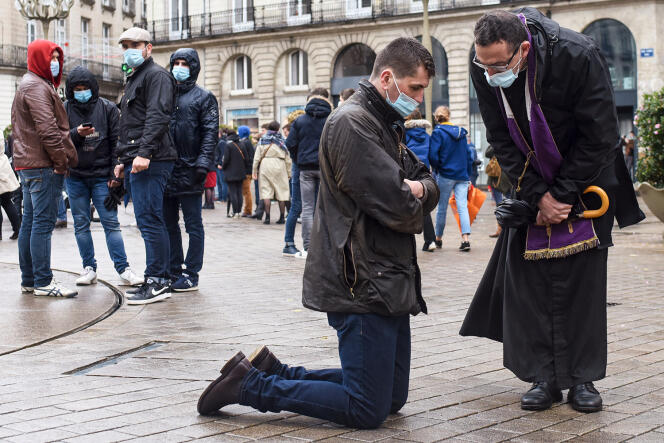 Durant un rassemblement pour réclamer la levée de l’interdiction des messes en public, à Nantes, le 15 novembre 2020.