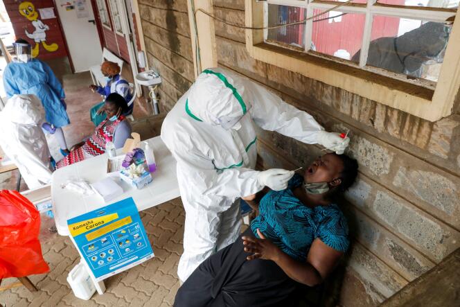 Un personnel soignant effectue un test de Covid-19, à Nairobi (Kenya), le 17 octobre.