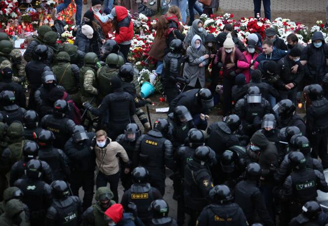 Arrestations lors d’une manifestation à Minsk, dimanche 15 novembre.