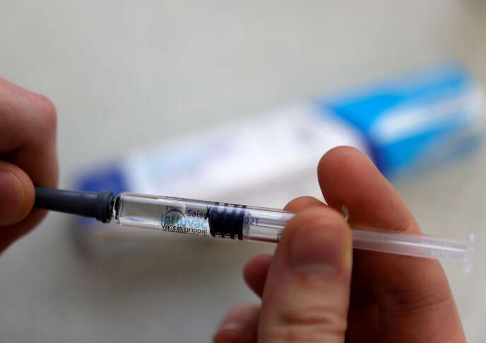 Préparation d’un vaccin contre la grippe saisonnière à Gouzeaucourt (Nord), le 13 octobre.