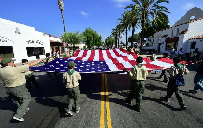 Des Boy-Scouts portent le drapeau national lors d’un défilé à San Gabriel, en Californie, alors que l’Amérique célèbre le jour de l’indépendance, le 4 juillet 2018.