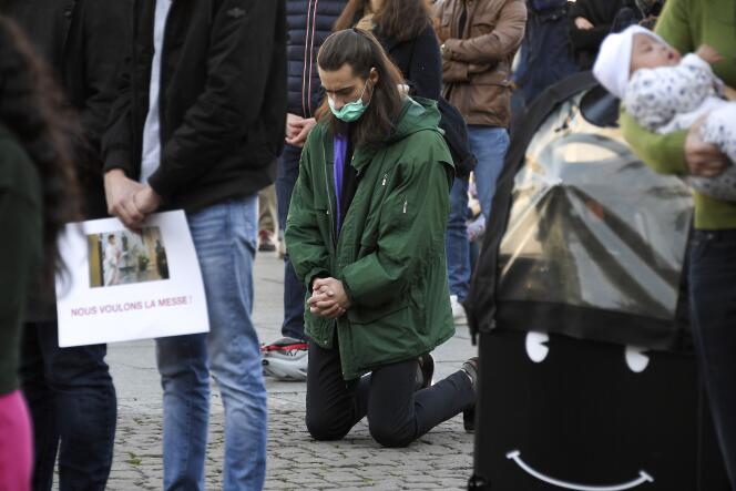 Des catholiques manifestent contre l’interdiction de culte pendant le confinement, à Strasbourg, le 15 novembre.