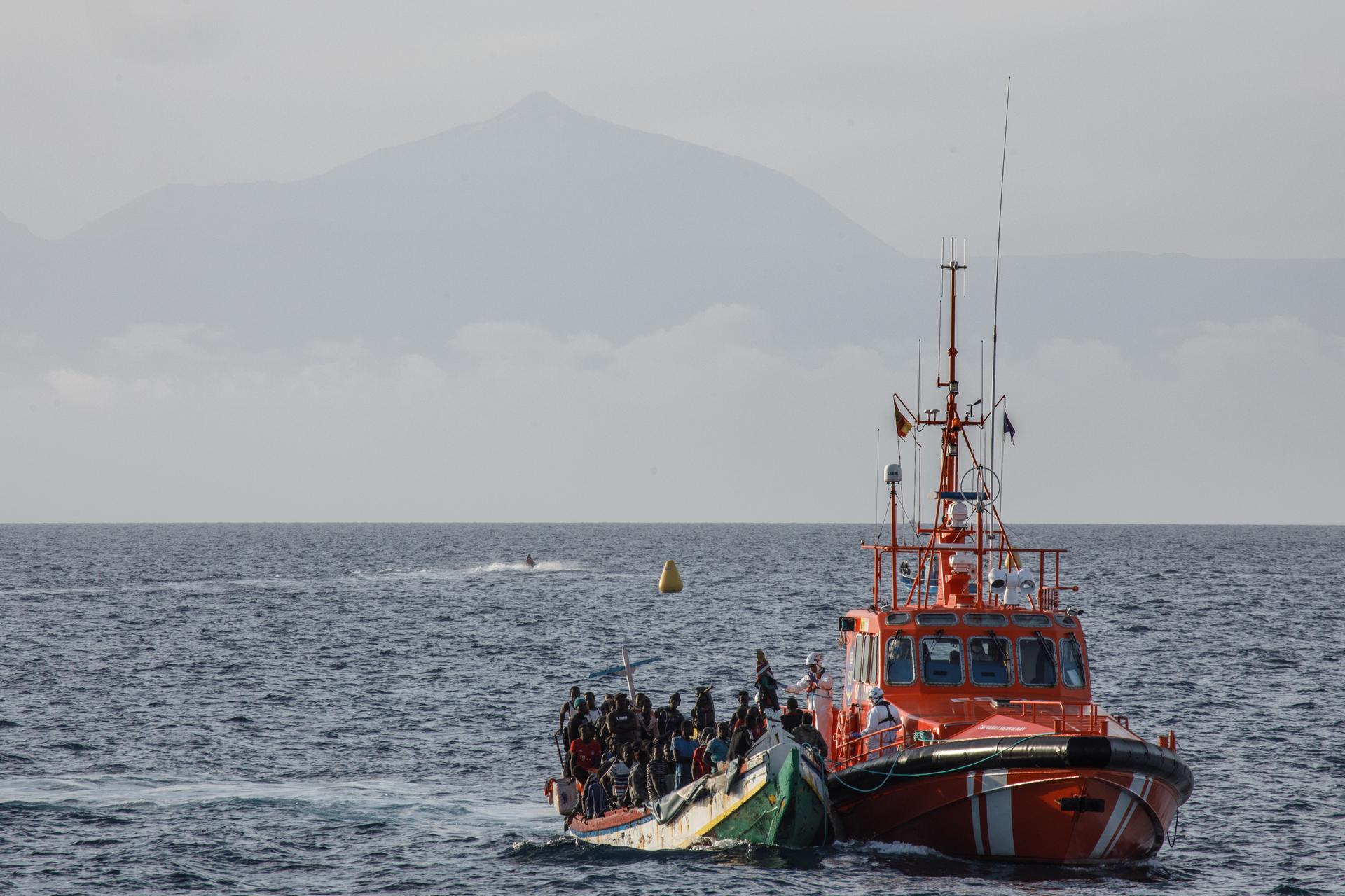 Un navire de sauvetage maritime amène à Puerto de Arguineguin un canoë avec 128 hommes et une femme.