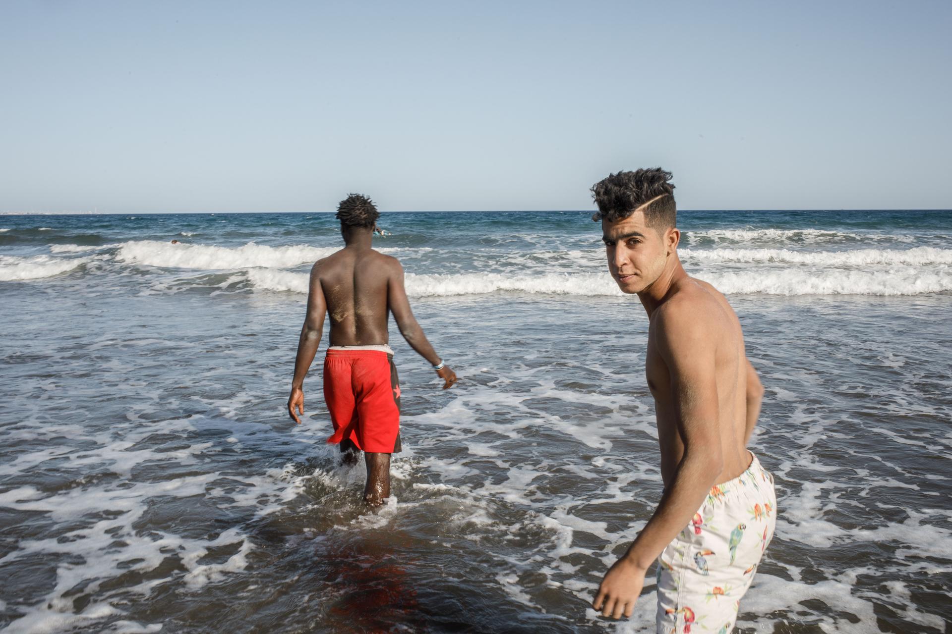 Daouda, un pêcheur sénégalais, et Azis, un pêcheur marocain, passent la journée à Playa del Inglés. Ils sont arrivés par bateau à Grande Canarie ces dernières semaines et sont devenus amis tout en vivant dans le même hôtel.