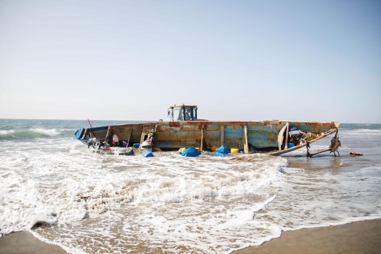 César Dezfuli POUR Plage de Mas Palomas, Gran Canaria. La police garde le bateau dans lequel 44 migrants d'origine subsaharienne sont arrivés à la plage de Mas Palomas, à Gran Canaria. Cette plage, l'une des principales attractions touristiques de l'île, est devenue un point d'arrivée commun pour les bateaux.