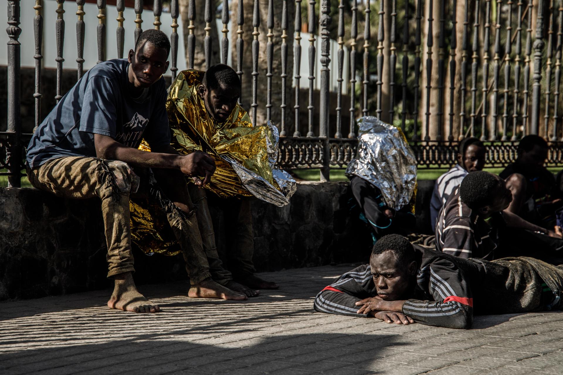 Quarante-quatre migrants venus d’Afrique subsaharienne sont gardés par la police après avoir accosté sur la plage Mas Palomas à Grande Canarie, le 1er novembre.