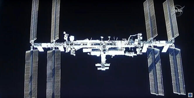 Image de la NASA montrant la capsule Dragon de SpaceX (hors champ) à l’approche de la Station spatiale internationale, le 16 novembre 2020.