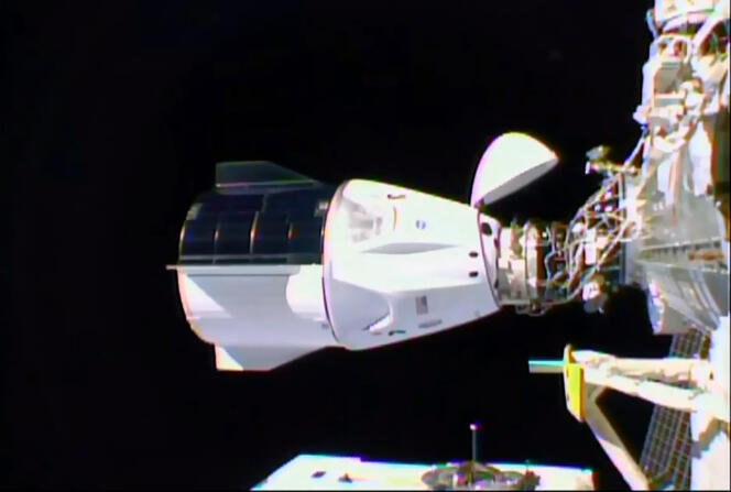 Image issue d’une vidéo de la NASA montrant la capsule Dragon de SpaceX amarré à la Station spatiale internationale, le 16 novembre 2020.