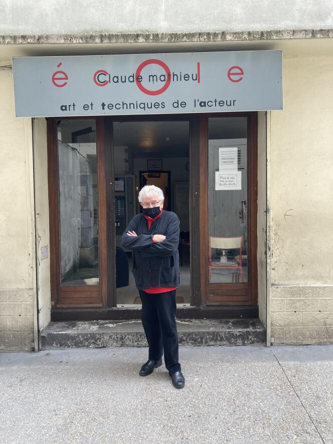 Claude Mathieu, le 16 novembre 2020, devant l’entrée de son école à Paris (18e).
