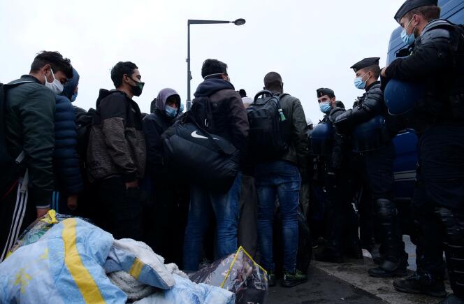 Des migrants évacués de leur camp à Saint-Denis, près de Paris, le 17 novembre.