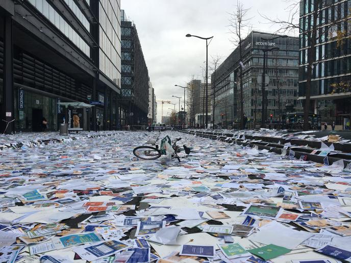 Amoncellement de dépliants de la Mairie de Paris jetés par les éboueurs et les égoutiers grévistes au bas de l’immeuble de la direction de la propreté et de l'eau, avenue de France, dans le 13e arrondissement, mardi 17 novembre.