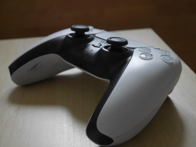 La DualSense, dont le design légèrement arrondi ressemble à s’y méprendre à celui d’une manette de Xbox.