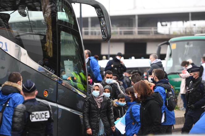Au total, 70 bus doivent acheminer les migrants vers 26 centres d’accueil et gymnases d’Ile-de-France.