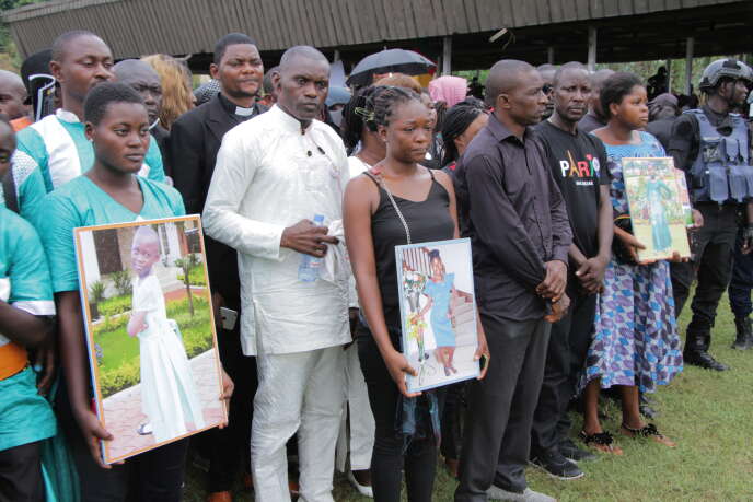 Des membres des familles des victimes lors des funérailles, le 5 octobre, de sept enfants tués dans une école de Kumba, au Cameroun.